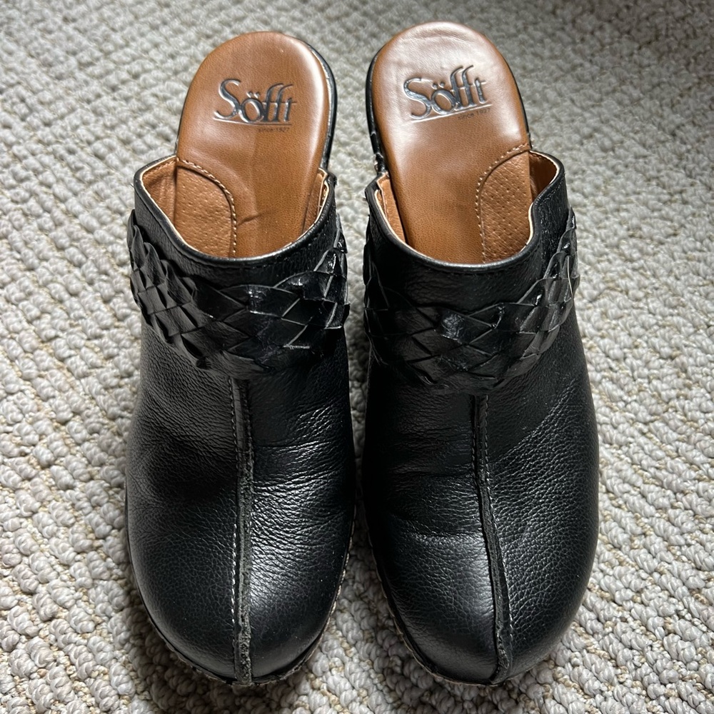 Black leather heeled clogs